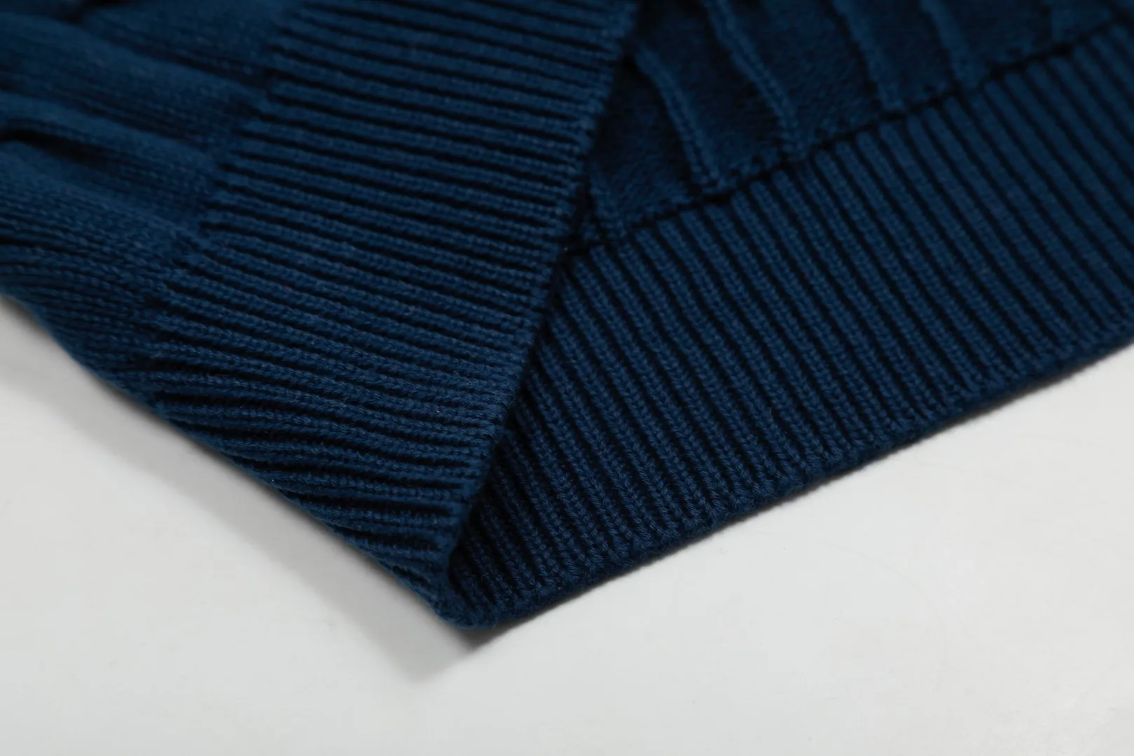 🅿️170 "Top quality" Style number: DS052# (not off the shelves all year round) [Ralph Lauren men's round neck solid color pony embroidered logo knitted short sleeves] ✅Ralph Lauren classic basic versatile men's knitted short sleeves for all seasons ✅Main supply platform live broadcast Wholesale entities Replenish when out of stock Not off the shelves ✅ZP quality 1:1 version Scan the code to enter the GF website Counter quality ✅Detailed quality The only one in Guangzhou Imported high-quality cotton yarn, focusing on high-end, cost-effective, good quality needless to say ✅The version is restored to the original order, the maximum size can be worn up to 200 pounds, loose, comfortable and stress-free ✅The upper body is simple and easy to match, a must-have for men ootd. Good-looking clothes are never picky. A must-have recommendation for men's wardrobe. Size: S-XL Color: Black White Gray Khaki Navy Blue Gentleman Lake Blue